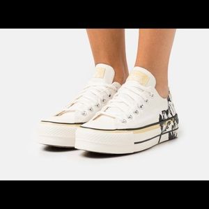 New Women’s converse sneakers